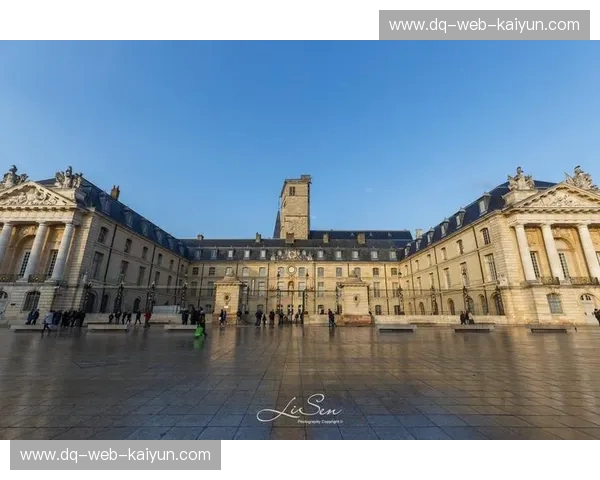 第戎vs马赛:勃艮第醇香与蔚蓝海岸风情,一场跨越法兰西的感官盛宴 第戎vs马赛:勃艮第醇香与蔚蓝海岸风情,一场跨越法兰西的感官盛宴